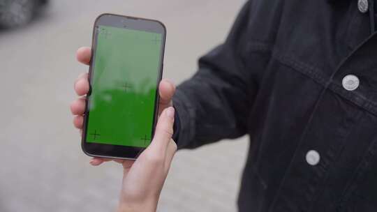 4K绿幕抠像抠图玩手机模特绿屏跟踪