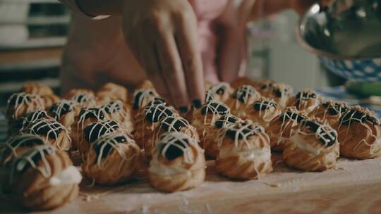 甜品师制作泡芙的特写镜头视频素材模板下载