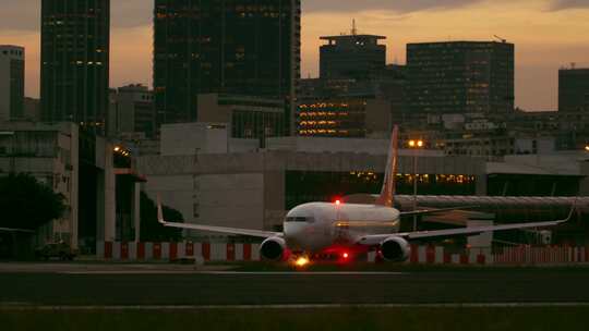旅行飞机在城市机场起飞降落