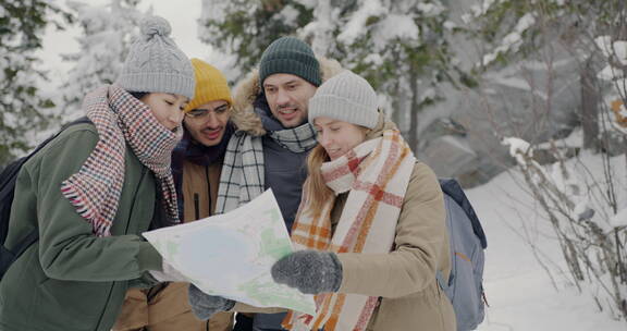 游客在森林里看地图和说话