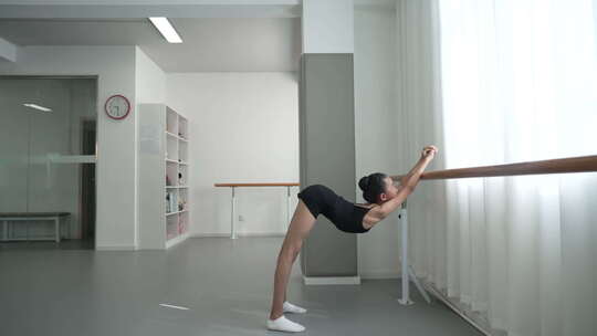 少女孩练习体操舞蹈标准动作3视频素材模板下载