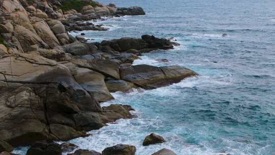 海南蜈支洲岛礁石海浪浪花升格视频