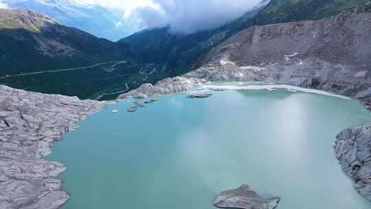 俯瞰山谷的山顶上美丽的冰川湖