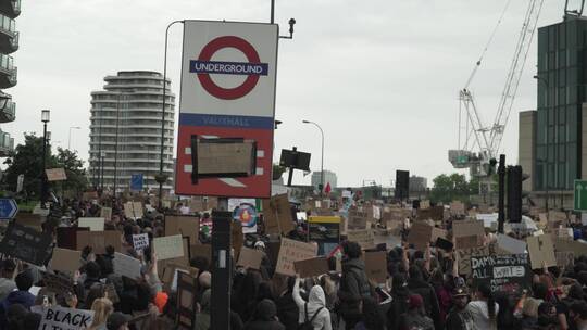 BLM抗议者在伦敦沃克斯豪尔举着标语游行视频素材模板下载