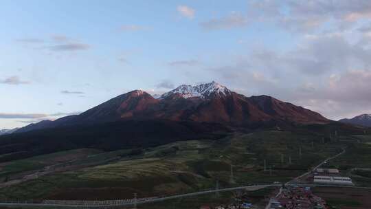 夕阳下的祁连雪山视频素材模板下载