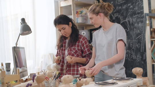 女孩制作手工玩具