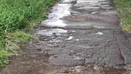 下雨雨滴落在道路上