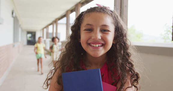 快乐的混血女孩站在学校走廊上的视频