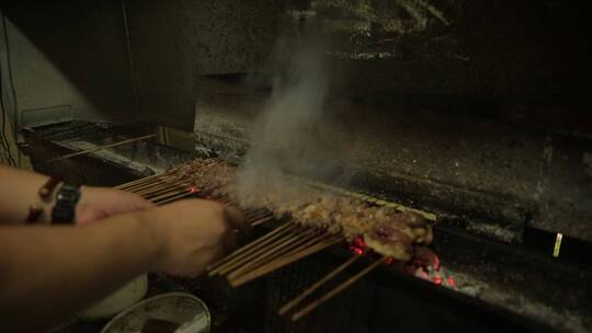 炭火浓烟烧烤羊肉串