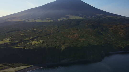 阿特拉索瓦岛上阿莱德火山的鸟瞰图