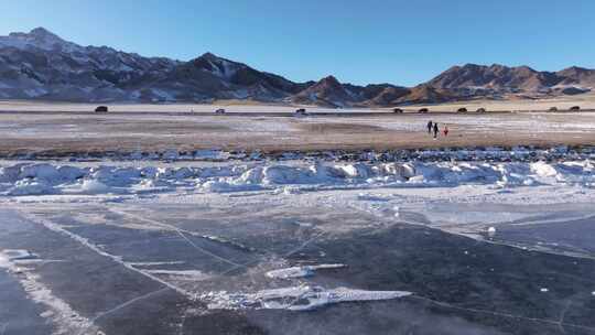 航拍新疆冬季赛里木湖冰封湖面蓝冰美丽纹理
