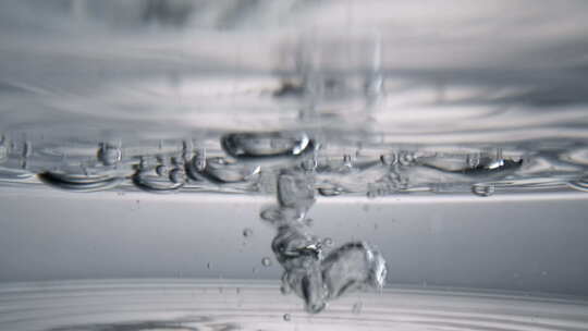倒水翻滚 气泡涌动 透明液体