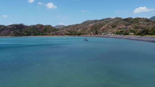 Beach on Shore附近的船只