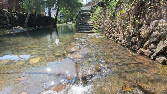 浙江杭州龙门古镇溪流，古建筑