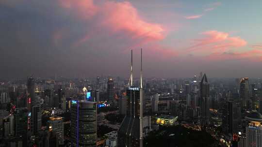 航拍傍晚的上海城市天际线