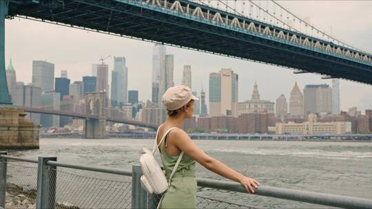 游客在城市的大桥底下观看风景视频素材模板下载