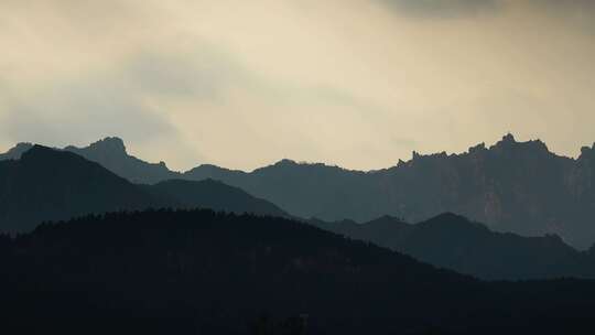 山区光影层次前景