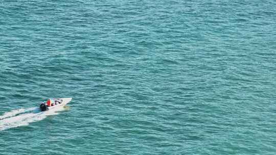 航拍三亚海棠湾亚龙湾蜈支洲岛海上运动游艇视频素材模板下载