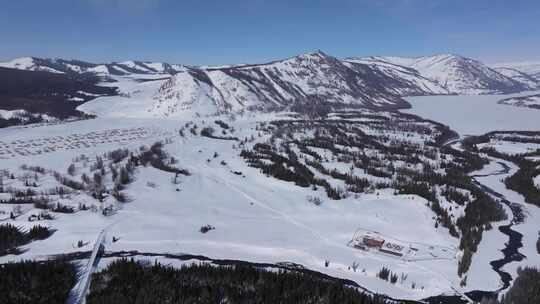 航拍新疆冬季喀纳斯河流晨雾雪山森林雪景