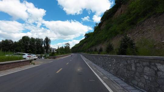 开车视角行驶在公路上  沿途风景