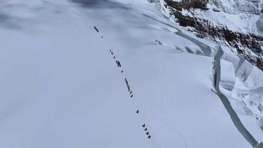 航拍冰川之父慕士塔格峰雪山冰川上的登山队