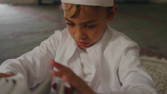 伊斯兰儿童翻阅书籍的特写镜头