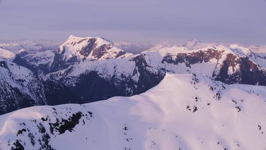 无人机拍摄唯美的雪山风景视频素材模板下载