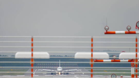 在机场跑道上行驶的飞机视频素材模板下载
