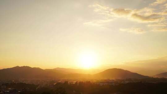 远山日落晚霞延时黄昏夕阳山峰日落太阳下山