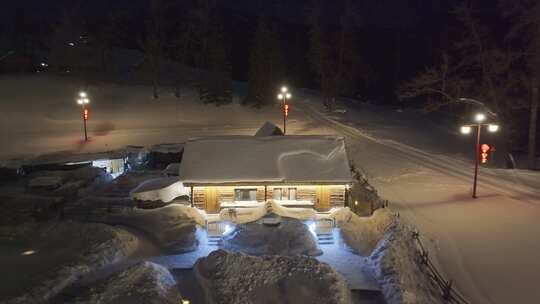 航拍新疆喀纳斯老村冬季夜景雪地小木屋