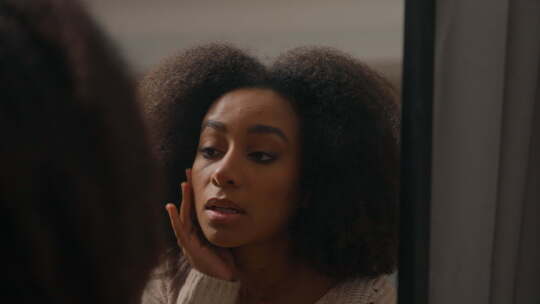 美容套路非裔美国女孩女人种族女模特照镜子