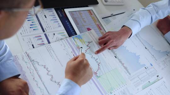 分析金融证券市场数据图表的商人视频素材模板下载