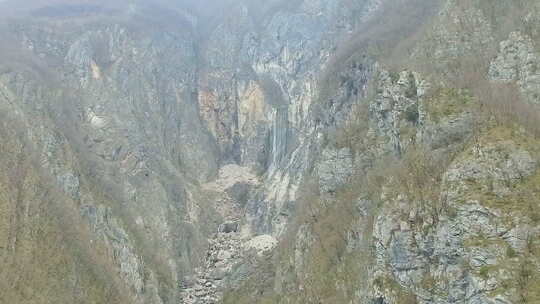 朱利安阿尔卑斯山特里格拉夫国家公园博卡瀑布的鸟瞰图。