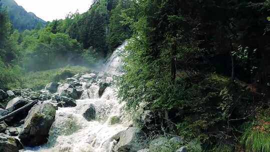 山脉岩石树林河流瀑布溪流