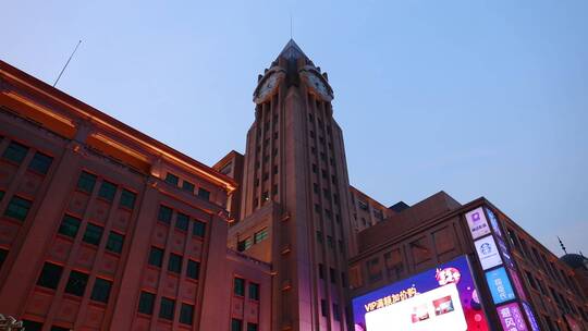 实拍夜晚的北京王府井百货大楼视频素材模板下载
