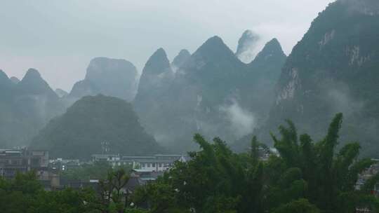 桂林山水烟雨意境阳朔兴坪喀斯特峰林