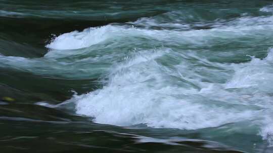 河面上急速水流波涛浪花