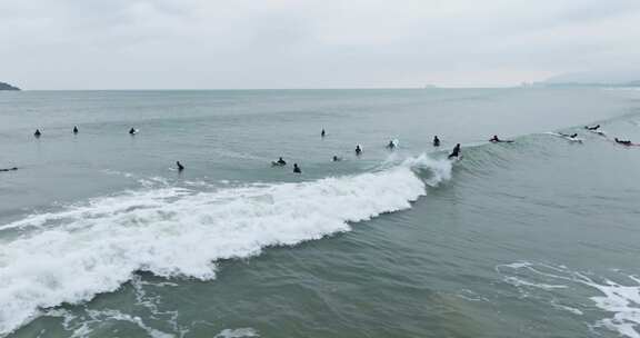 航拍海南万宁海上冲浪的人群