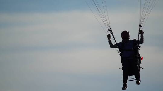 滑翔伞运动员在空中自由翱翔