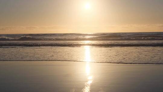 日落时多彩的海滩