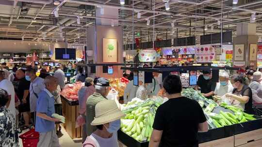 济南大润发超市，市民购物肉类、水产等商品