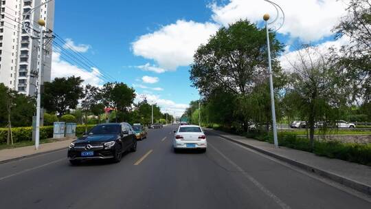 开车视角行驶在公路上  沿途风景