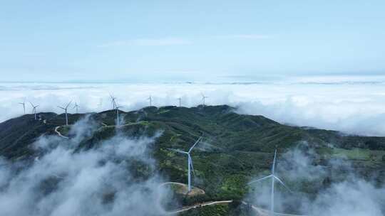 阳光下桂林高山上的云海与风力发电风车