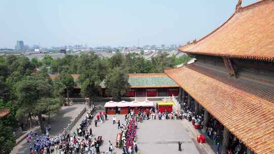 古建筑前传统仪式活动场景