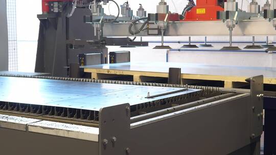工业生产，新型数控激光切割加工薄板