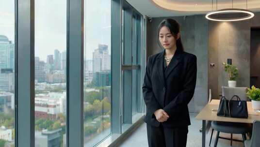 办公室内职业女性站立画面