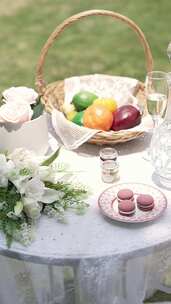 活动派对桌上的鲜花小甜点和酒水空镜