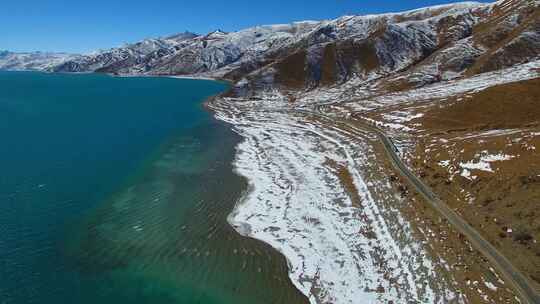 航拍西藏冬季羊卓雍措羊湖纳木错湖水与雪山