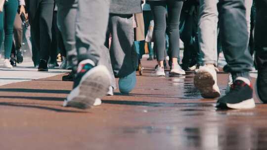 城市人群行走脚步特写视频素材模板下载