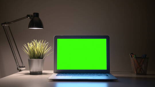 办公桌上的电脑绿背视频素材模板下载